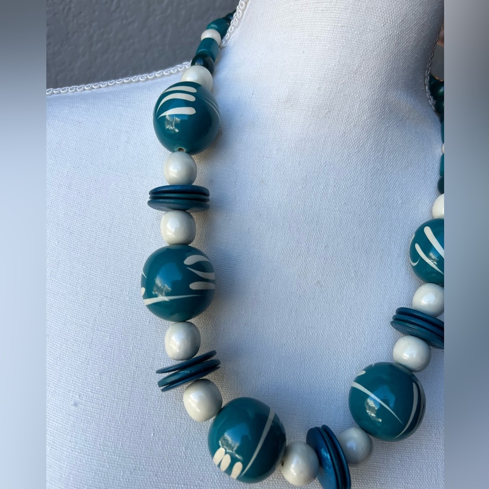 Vintage chunky wood  teal and white necklace - Picture 6 of 7